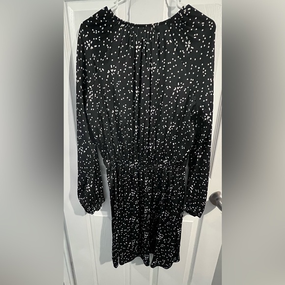 GAP Black and White Ruched Wrap Dress with V-Neck - Picture 5 of 5